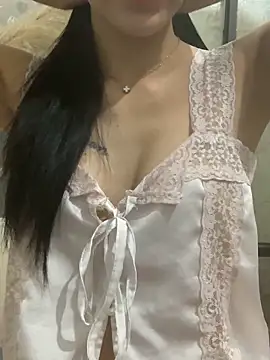 Snapshot of Tiny-122 chatting on November 26, 4:35 am Tiny-122 online show from November 26, 4:35 am