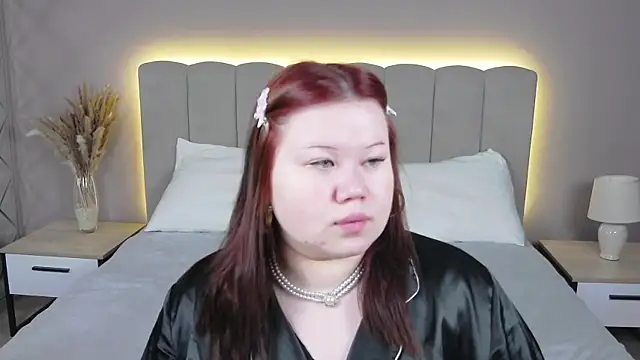 Snapshot of EvaNova_ chatting on April 4, 10:35 am EvaNova online show from April 4, 10:35 am