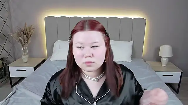 Snapshot of EvaNova_ chatting on April 9, 10:42 am EvaNova online show from April 9, 10:42 am