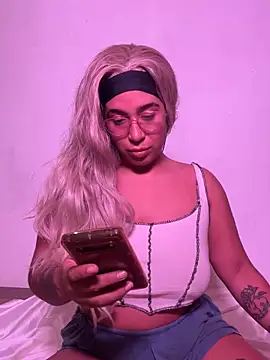 Snapshot of CaneliitaBlaze chatting on November 11, 11:21 am CaneliitaBlaze online show from November 11, 11:21 am