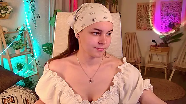 Snapshot of FrancescaCavaliere chatting on May 16, 9:17 am FrancescaCavaliere online show from May 16, 9:17 am