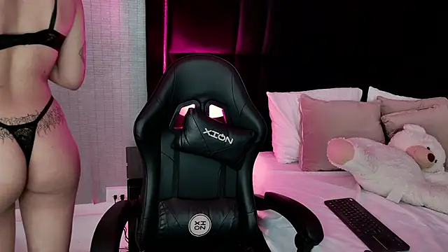 Snapshot of EllaEvanz chatting on November 26, 7:37 pm EllaEvanz online show from November 26, 7:37 pm