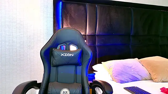 Snapshot of EllaEvanz chatting on November 28, 8:00 pm EllaEvanz online show from November 28, 8:00 pm