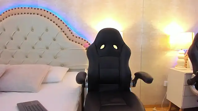 Snapshot of EllaEvanz chatting on December 4, 6:27 pm EllaEvanz online show from December 4, 6:27 pm