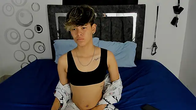 Snapshot of Lily_and_Lina chatting on November 17, 12:00 pm Lily and Lina online show from November 17, 12:00 pm