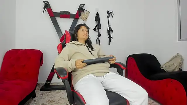 Snapshot of Lily_and_Lina chatting on December 3, 12:14 pm Lily and Lina online show from December 3, 12:14 pm