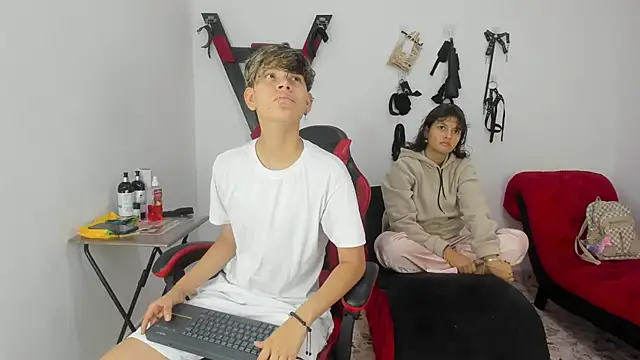 Snapshot of Lily_and_Lina chatting on December 5, 12:14 pm Lily and Lina online show from December 5, 12:14 pm