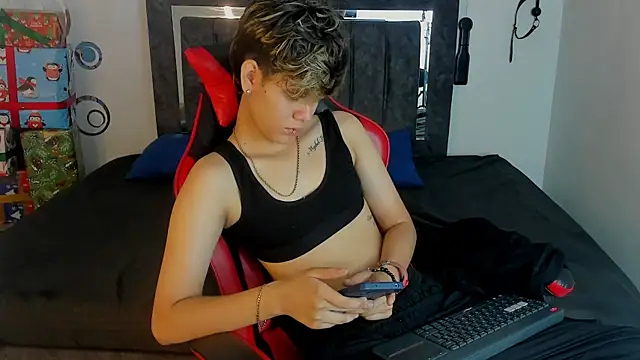 Snapshot of Lily_and_Lina chatting on December 16, 11:59 am Lily and Lina online show from December 16, 11:59 am