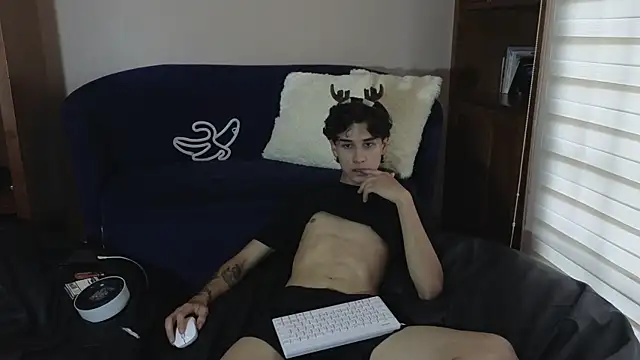 Snapshot of Derekswan chatting on December 2, 9:43 pm Derekswan online show from December 2, 9:43 pm