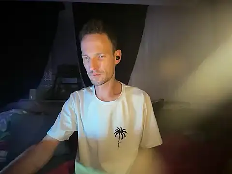 Snapshot of Hotcrazy235 chatting on November 26, 12:44 am Hotcrazy235 online show from November 26, 12:44 am