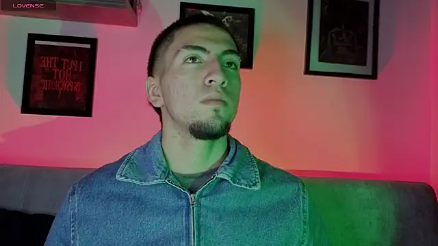 Snapshot of AresMassimoX chatting on December 4, 4:00 am AresMassimoX online show from December 4, 4:00 am