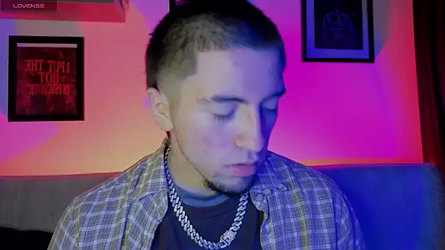 Snapshot of AresMassimoX chatting on December 5, 1:36 am AresMassimoX online show from December 5, 1:36 am