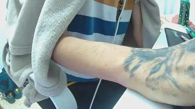 Calavera2001 online show from December 18, 11:55 pm