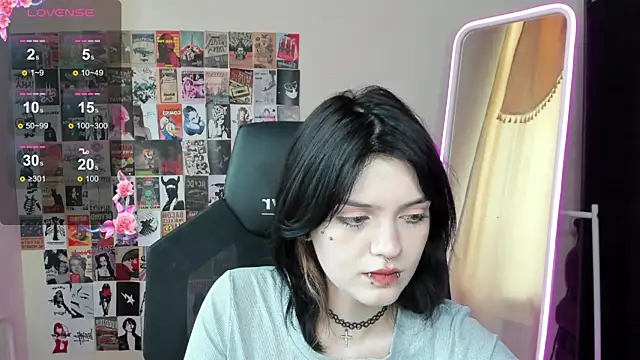 Snapshot of EmmaDarkk chatting on November 13, 7:29 am EmmaDarkk online show from November 13, 7:29 am