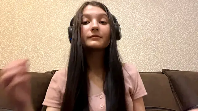 Snapshot of AurorAurora chatting on December 3, 8:23 am AurorAurora online show from December 3, 8:23 am