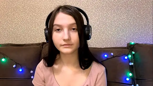 Snapshot of AurorAurora chatting on December 15, 8:40 am AurorAurora online show from December 15, 8:40 am