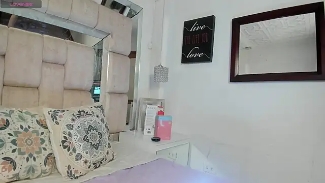 Emmaskinny online show from December 17, 2:50 am