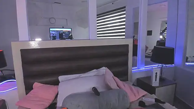 LaurenSpitz online show from December 2, 11:37 am