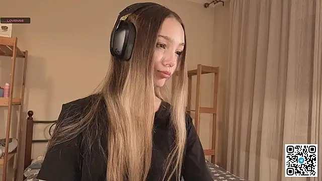 Snapshot of HoaPatton chatting on December 2, 11:04 am HoaPatton online show from December 2, 11:04 am