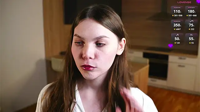 Snapshot of BelvaCaimi chatting on December 4, 5:28 am BelvaCaimi online show from December 4, 5:28 am