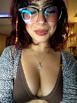 Sarah Lark- online show from May 12, 12:30 am