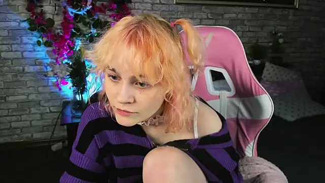 Snapshot of Awawrin chatting on December 3, 8:51 pm Awawrin online show from December 3, 8:51 pm