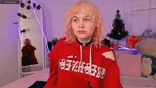 Snapshot of Awawrin chatting on December 14, 9:30 pm Awawrin online show from December 14, 9:30 pm