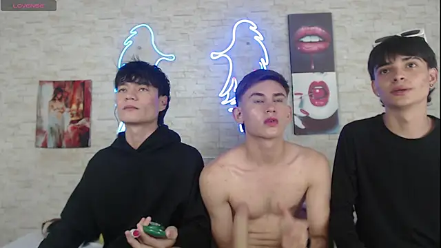 Snapshot of axel_milo_kairo_and_noa chatting on November 15, 8:38 pm axel milo kairo and noa online show from November 15, 8:38 pm