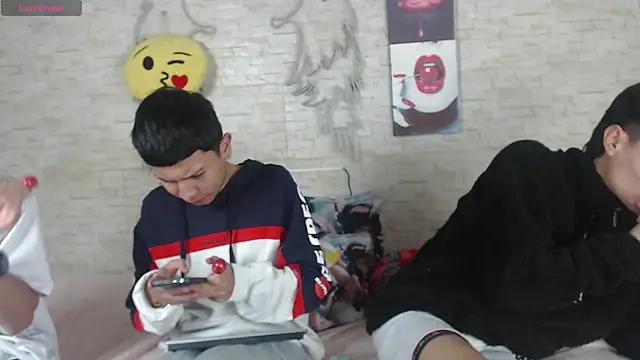 Snapshot of axel_milo_kairo_and_noa chatting on November 25, 12:32 am axel milo kairo and noa online show from November 25, 12:32 am