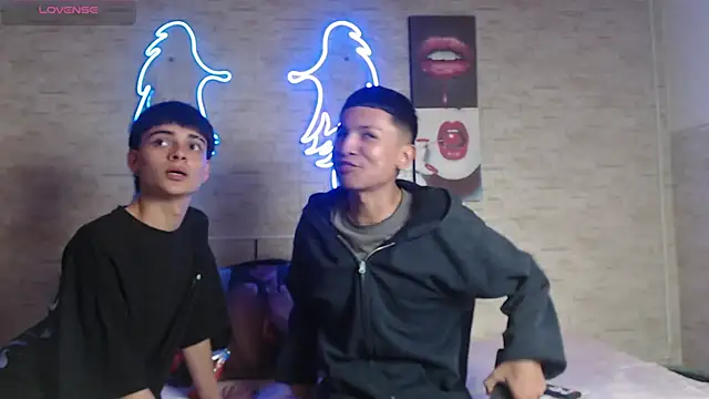 Snapshot of axel_milo_kairo_and_noa chatting on November 28, 9:28 pm axel milo kairo and noa online show from November 28, 9:28 pm