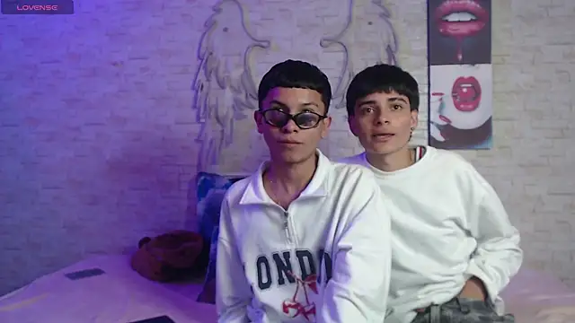 Snapshot of axel_milo_kairo_and_noa chatting on December 15, 6:45 pm axel milo kairo and noa online show from December 15, 6:45 pm