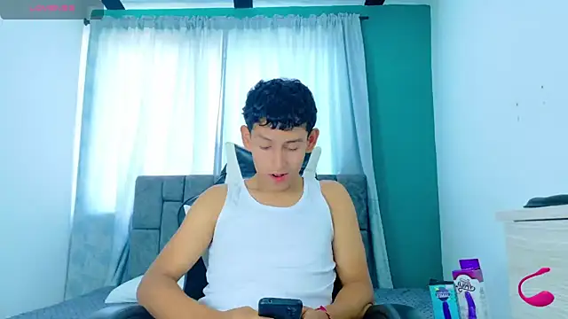 Snapshot of FelipeGonzalezz chatting on November 20, 2:17 pm FelipeGonzalezz online show from November 20, 2:17 pm