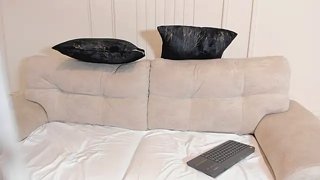 Kenia Storm online show from January 14, 7:30 pm