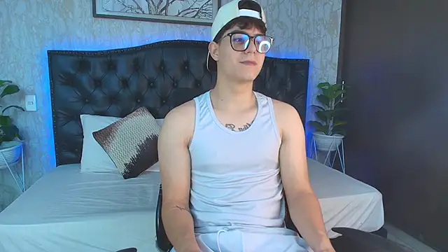 Snapshot of MaxxiCruzz chatting on November 28, 4:15 am MaxxiCruzz online show from November 28, 4:15 am