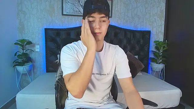 Snapshot of MaxxiCruzz chatting on November 30, 12:58 am MaxxiCruzz online show from November 30, 12:58 am