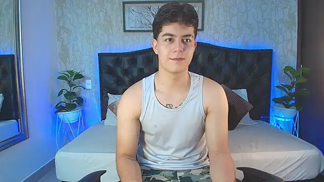 Snapshot of MaxxiCruzz chatting on December 3, 4:20 am MaxxiCruzz online show from December 3, 4:20 am