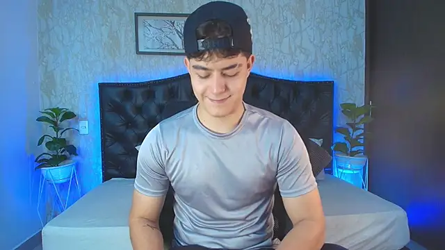 Snapshot of MaxxiCruzz chatting on December 4, 4:11 am MaxxiCruzz online show from December 4, 4:11 am