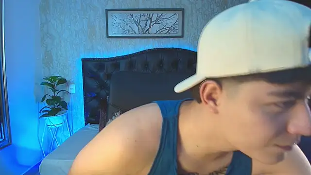 Snapshot of MaxxiCruzz chatting on December 5, 4:21 am MaxxiCruzz online show from December 5, 4:21 am