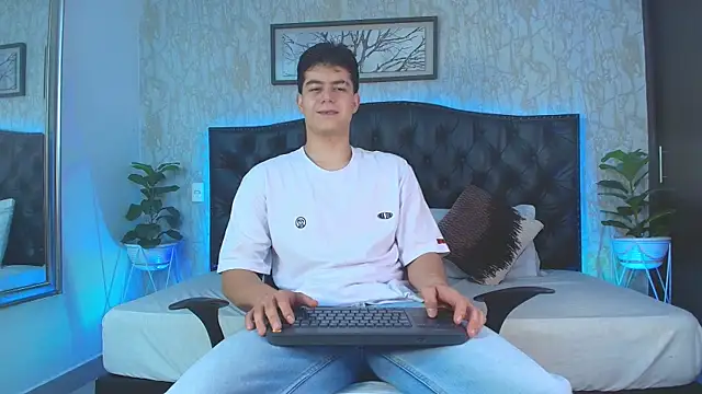 Snapshot of MaxxiCruzz chatting on December 14, 3:45 am MaxxiCruzz online show from December 14, 3:45 am