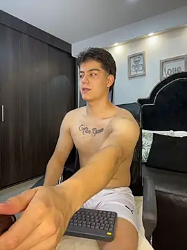 Snapshot of MaxxiCruzz chatting on December 15, 2:27 am MaxxiCruzz online show from December 15, 2:27 am