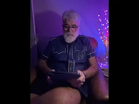 Snapshot of LeatherSdaddy chatting on January 14, 2:06 am LeatherSdaddy online show from January 14, 2:06 am
