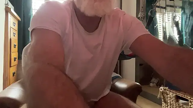 Snapshot of LeatherSdaddy chatting on April 1, 2:14 pm LeatherSdaddy online show from April 1, 2:14 pm