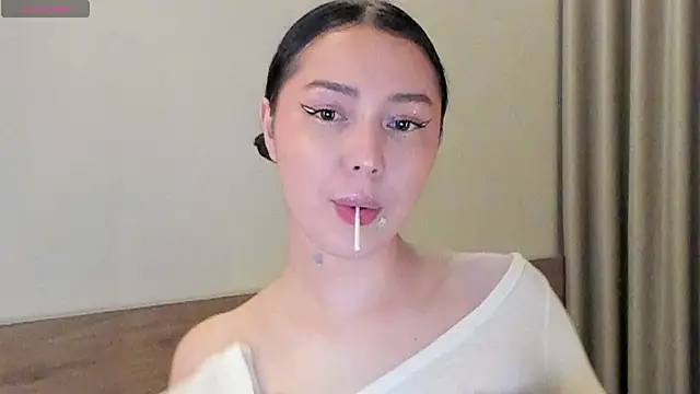 Snapshot of TongueLinn chatting on November 18, 4:22 pm TongueLinn online show from November 18, 4:22 pm