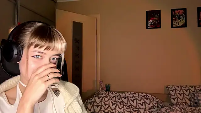 Snapshot of EmilySkyline chatting on November 15, 5:16 am EmilySkyline online show from November 15, 5:16 am