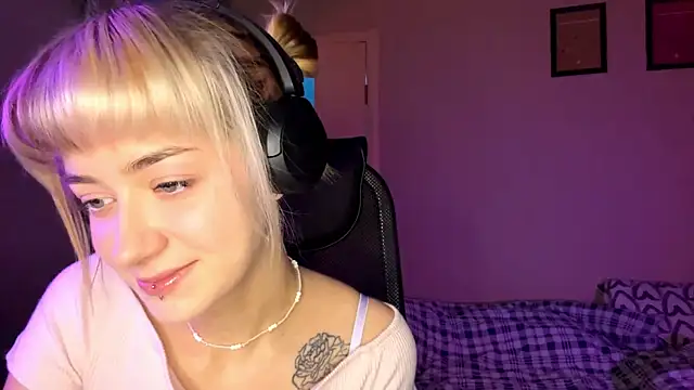 Snapshot of EmilySkyline chatting on November 19, 5:07 am EmilySkyline online show from November 19, 5:07 am