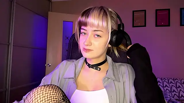 Snapshot of EmilySkyline chatting on November 20, 8:03 am EmilySkyline online show from November 20, 8:03 am