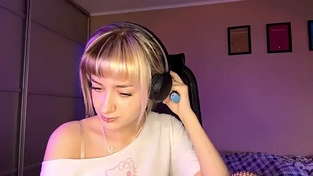 Snapshot of EmilySkyline chatting on November 21, 5:06 am EmilySkyline online show from November 21, 5:06 am