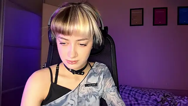 Snapshot of EmilySkyline chatting on November 22, 5:17 am EmilySkyline online show from November 22, 5:17 am