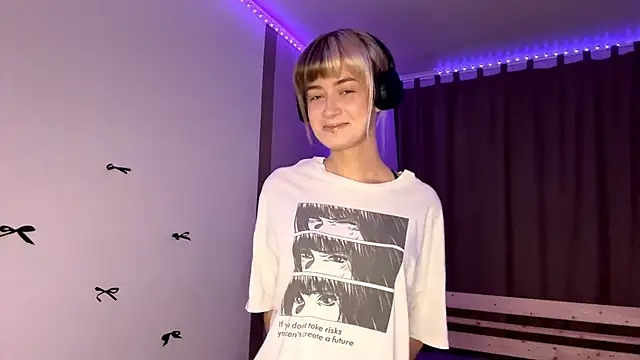 Snapshot of EmilySkyline chatting on November 24, 1:11 pm EmilySkyline online show from November 24, 1:11 pm