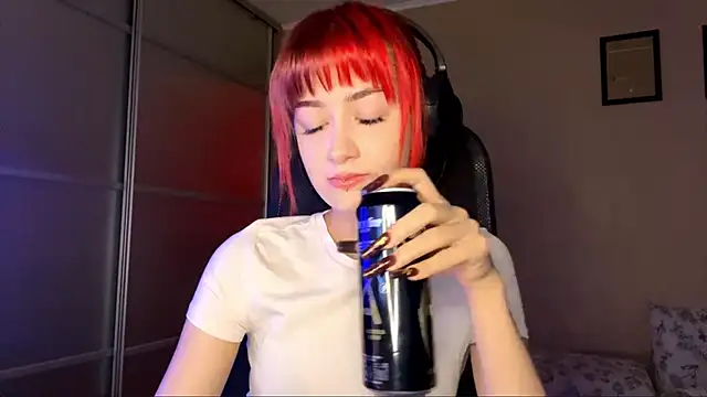 Snapshot of EmilySkyline chatting on December 5, 7:06 am EmilySkyline online show from December 5, 7:06 am